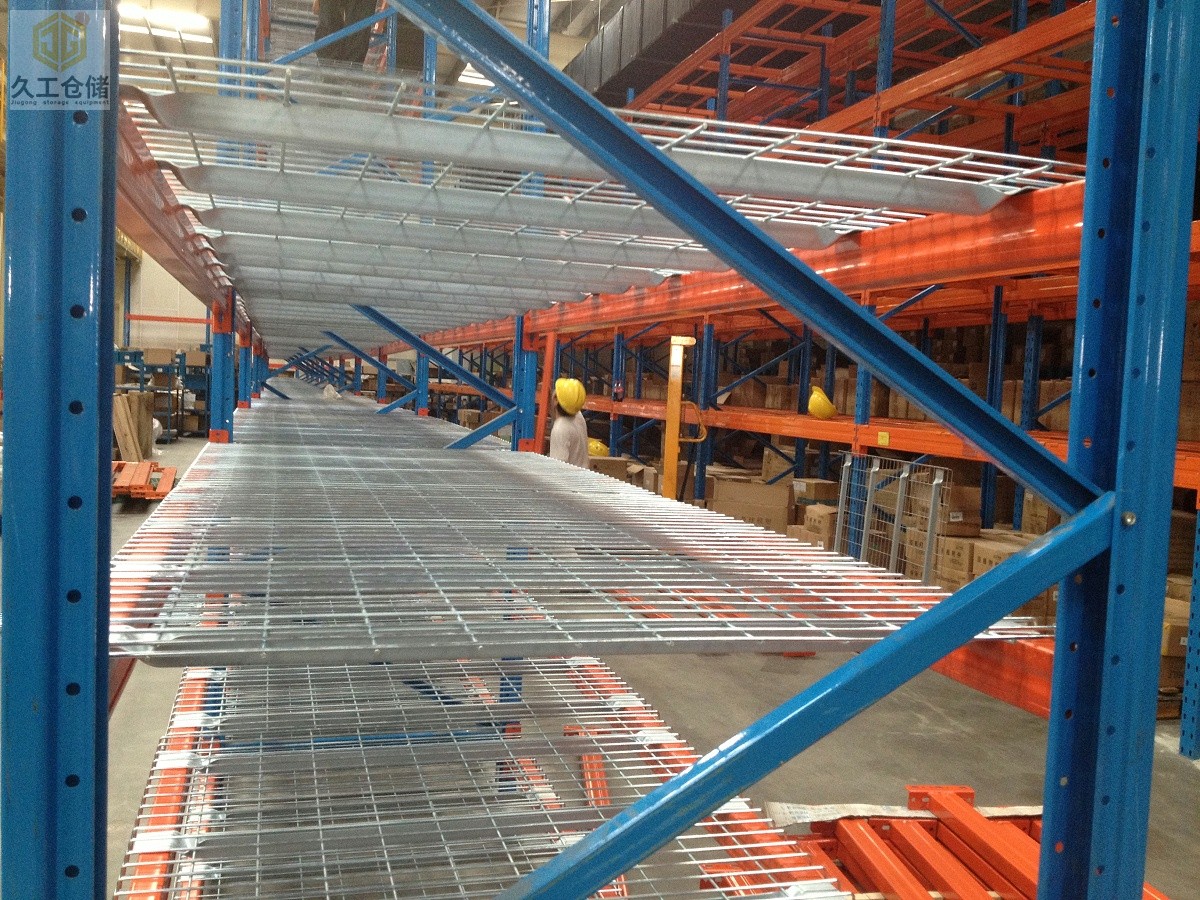 貨架網(wǎng)層板安裝現(xiàn)場實拍-南京久工倉儲鋼層網(wǎng)廠家-鍍鋅層網(wǎng)生產(chǎn)批發(fā)