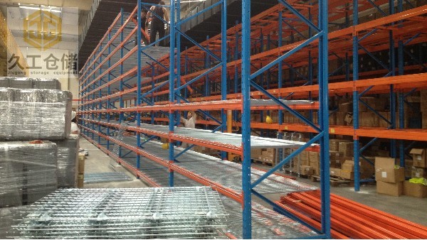 貨架網(wǎng)層板安裝現(xiàn)場(chǎng)實(shí)拍-南京久工倉(cāng)儲(chǔ)鋼層網(wǎng)廠家-鍍鋅層網(wǎng)生產(chǎn)批發(fā)