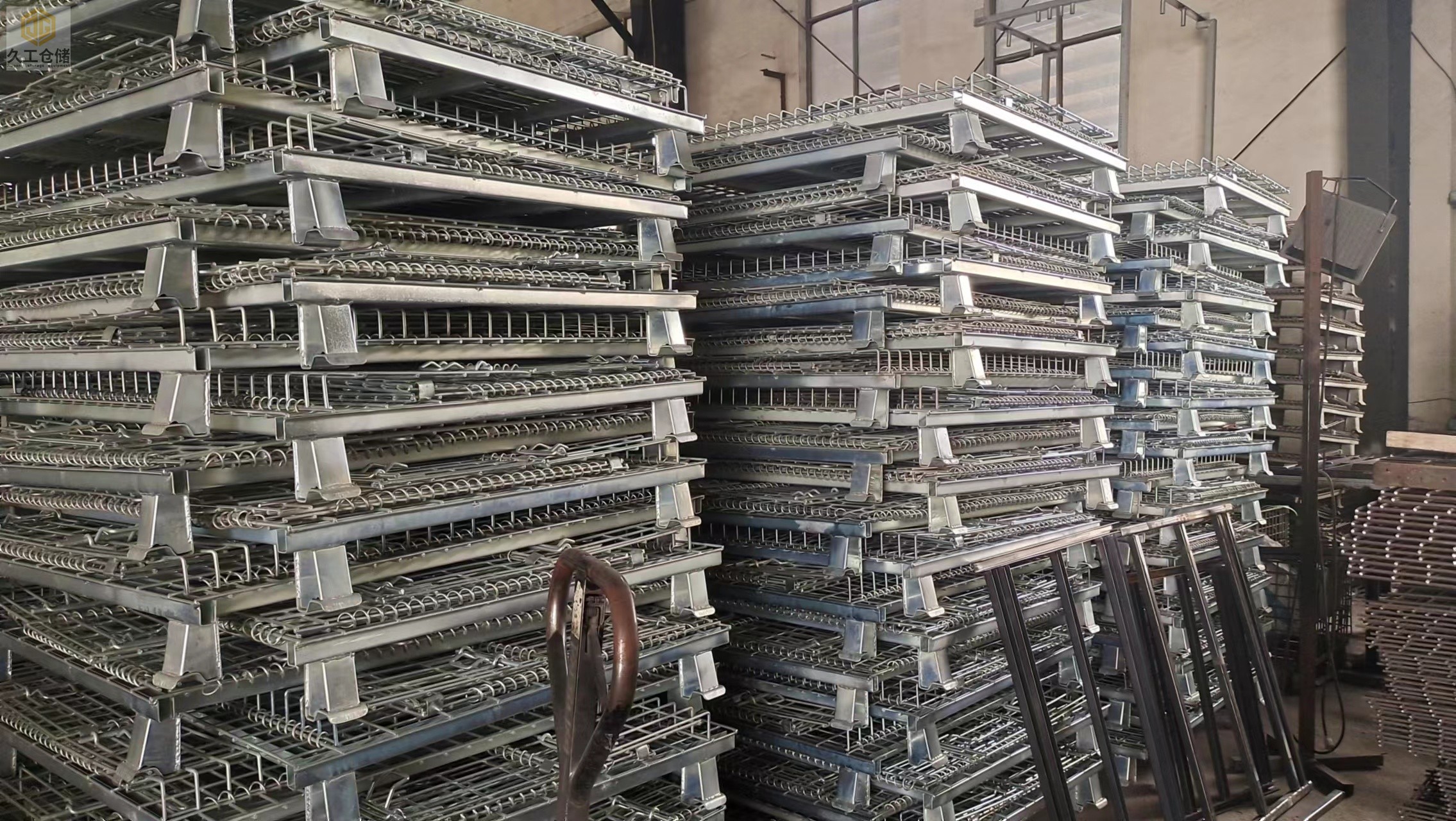 南京久工倉儲設(shè)備-折疊式倉儲籠網(wǎng)層板倉庫堆垛整裝待發(fā)，倉庫車間實拍-南京倉儲籠網(wǎng)層板實體廠家！