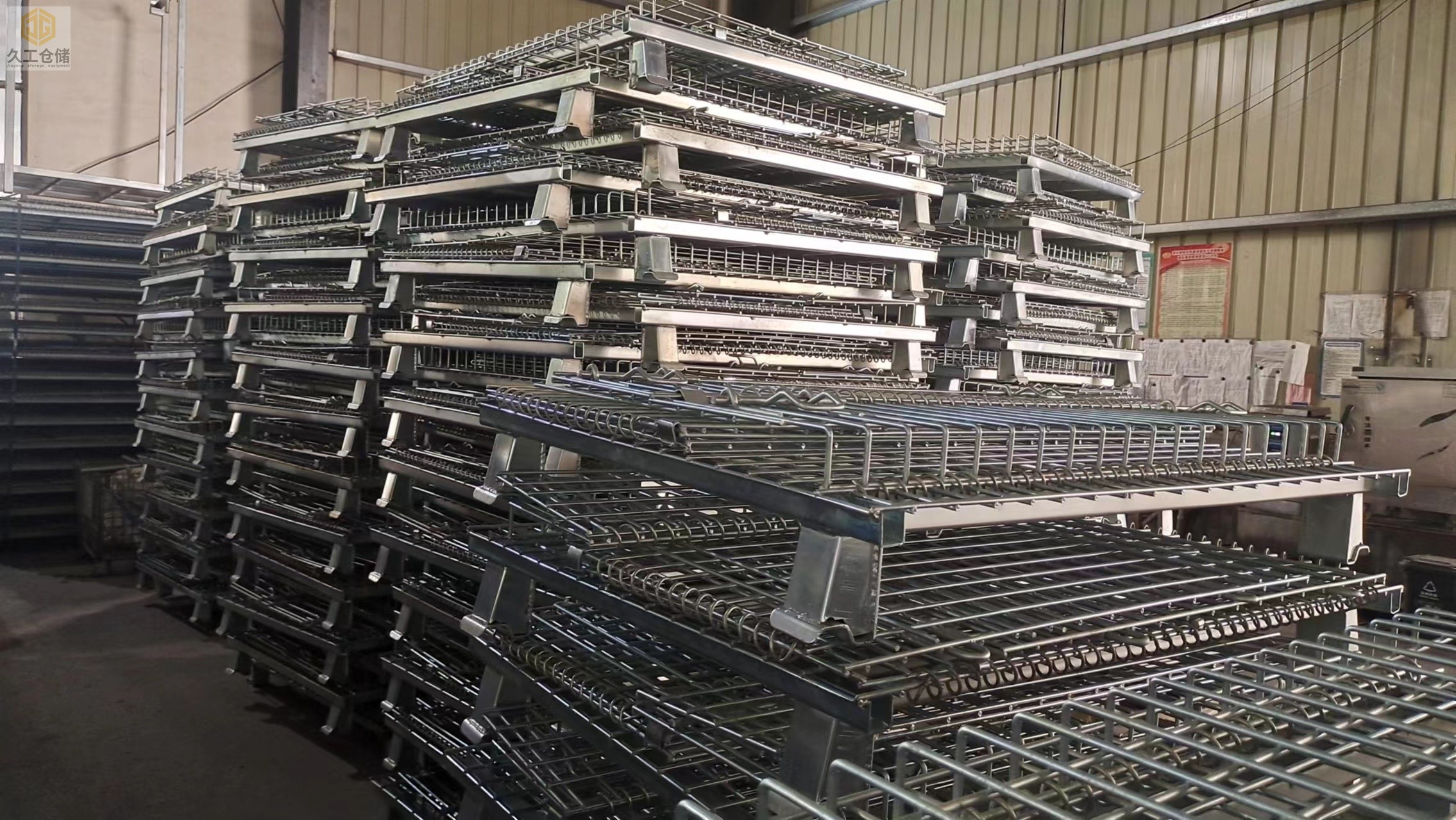 南京久工倉儲設(shè)備-折疊式倉儲籠網(wǎng)層板倉庫堆垛整裝待發(fā)，倉庫車間實拍-南京倉儲籠網(wǎng)層板實體廠家！
