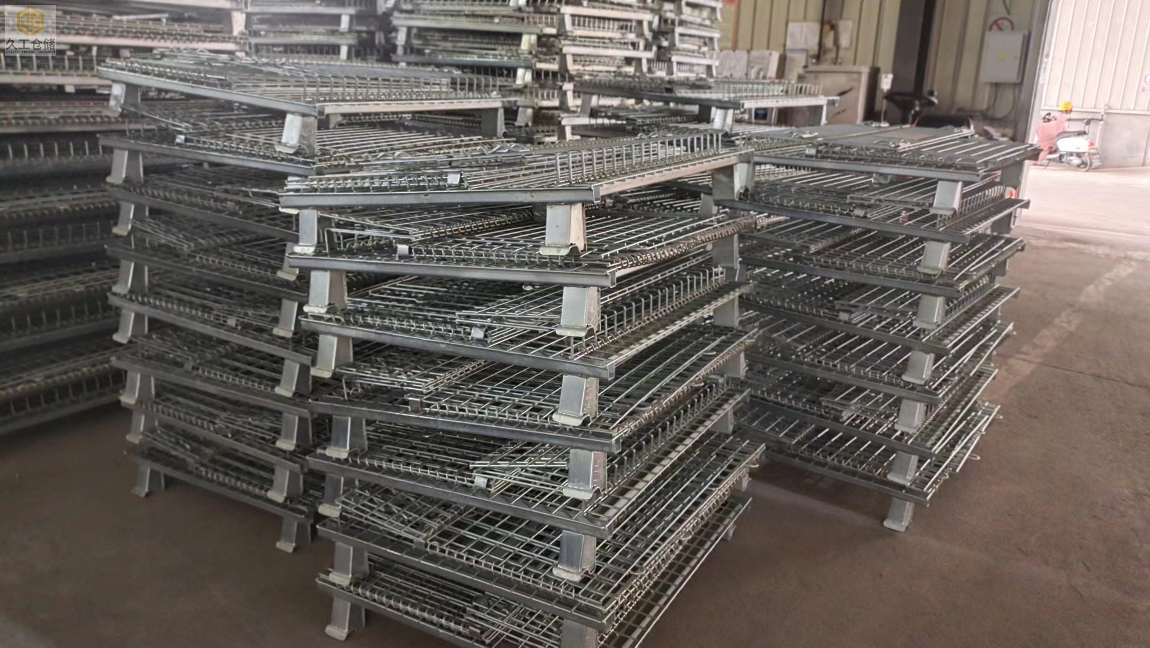 南京久工倉儲設(shè)備-折疊式倉儲籠網(wǎng)層板倉庫堆垛整裝待發(fā)，倉庫車間實拍-南京倉儲籠網(wǎng)層板實體廠家！
