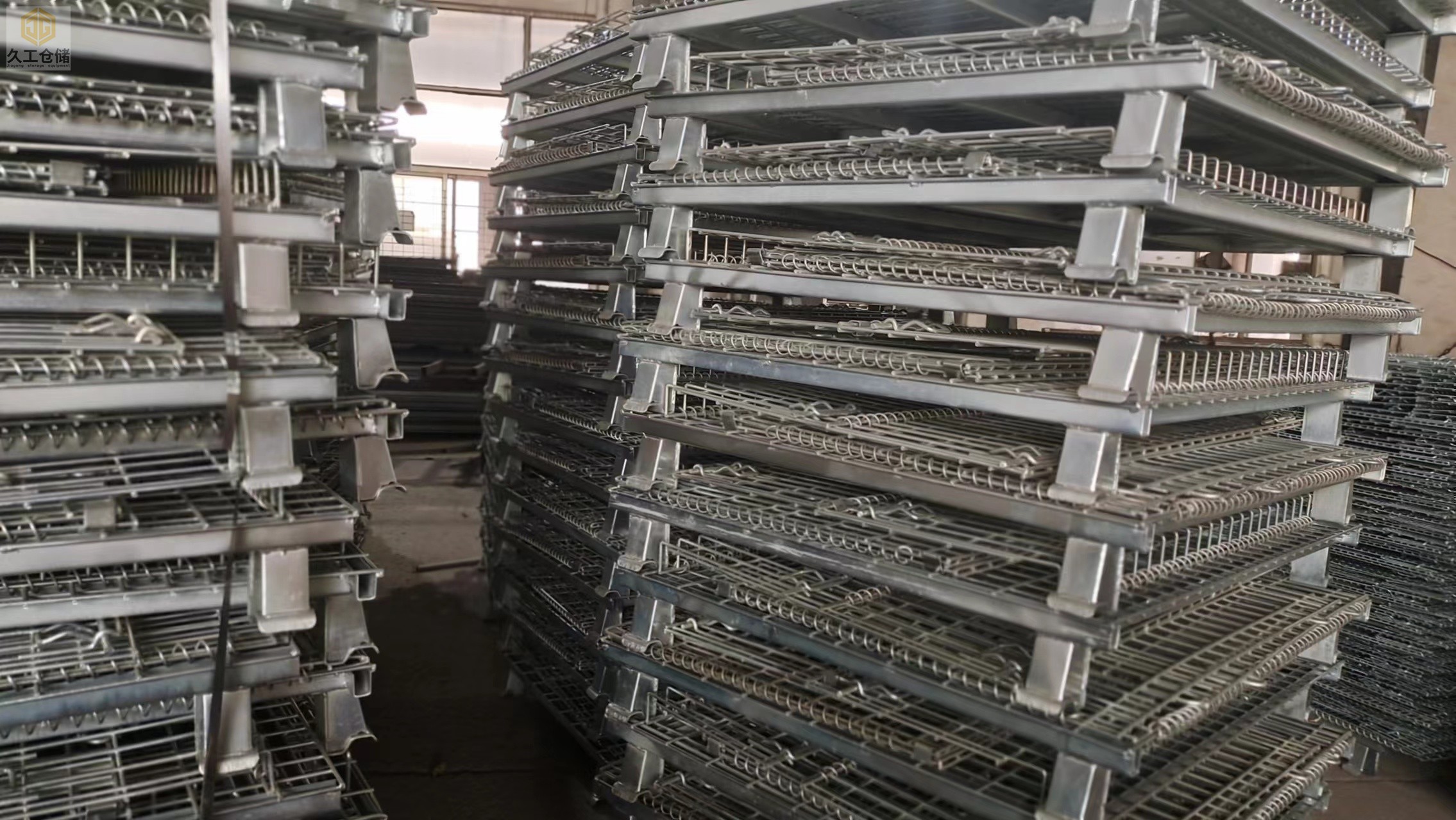 南京久工倉儲設(shè)備-折疊式倉儲籠網(wǎng)層板倉庫堆垛整裝待發(fā)，倉庫車間實拍-南京倉儲籠網(wǎng)層板實體廠家！