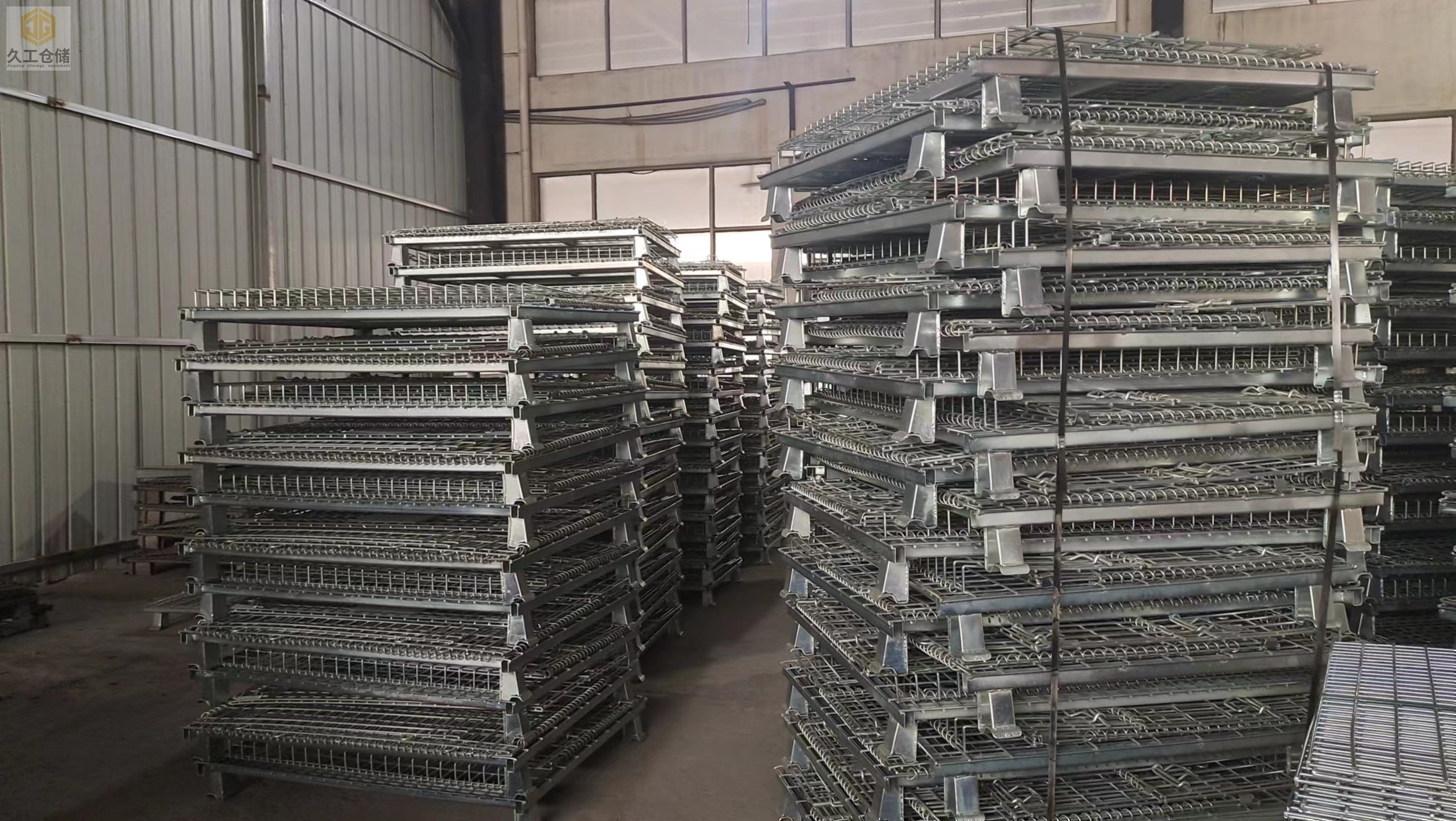 南京久工倉儲設(shè)備-折疊式倉儲籠網(wǎng)層板倉庫堆垛整裝待發(fā)，倉庫車間實拍-南京倉儲籠網(wǎng)層板實體廠家！