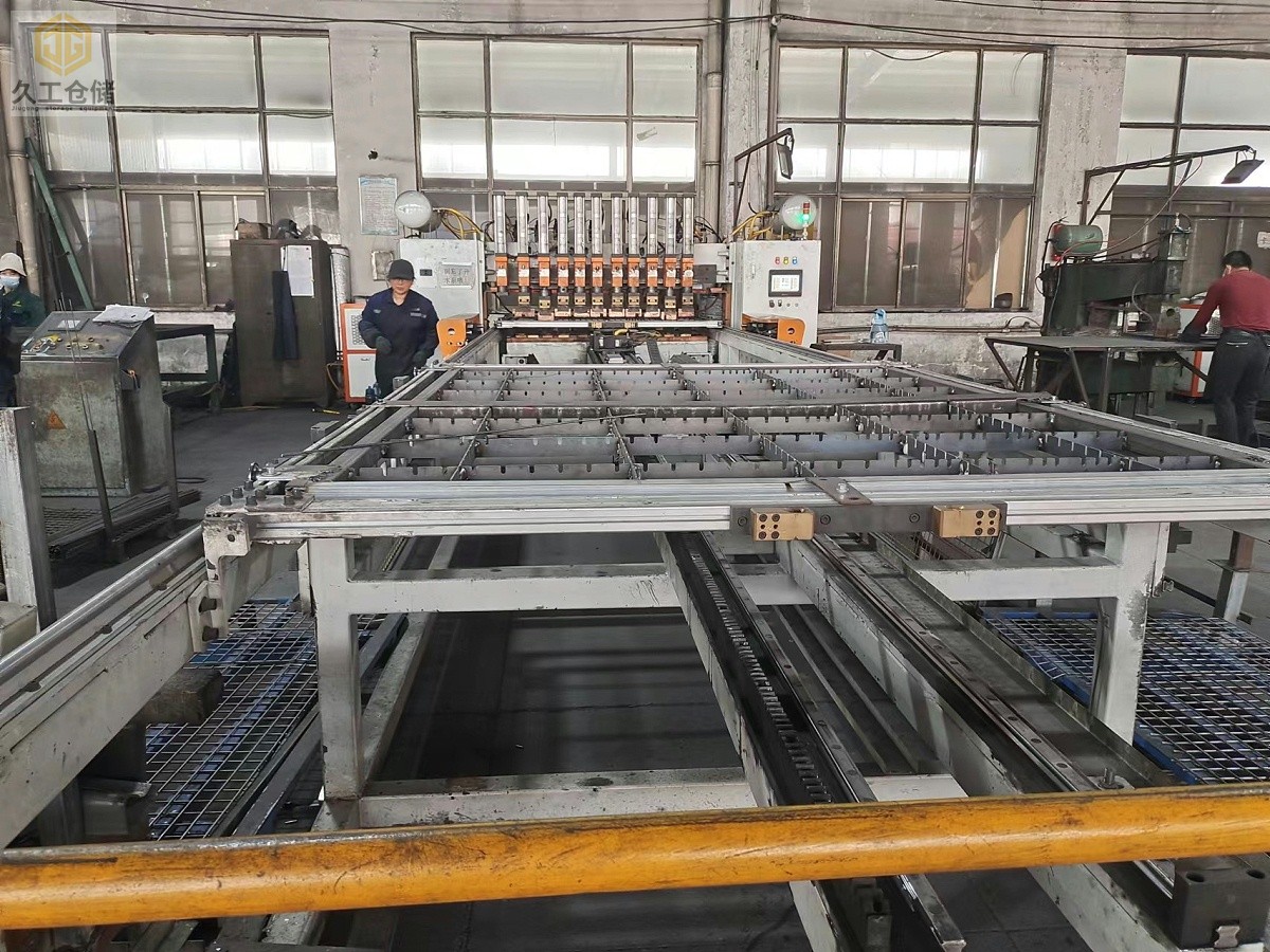 久工倉儲設(shè)備-日常忙碌實(shí)拍分享-久工生產(chǎn)倉儲籠、網(wǎng)層板、鋼托盤、背網(wǎng)、隔離網(wǎng)、巧固架等...