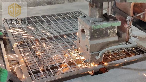 久工倉(cāng)儲(chǔ)設(shè)備-日常忙碌實(shí)拍分享-久工生產(chǎn)倉(cāng)儲(chǔ)籠、網(wǎng)層板、鋼托盤(pán)、背網(wǎng)、隔離網(wǎng)、巧固架等...