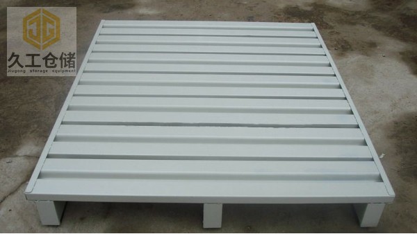 鋼制托盤相較于木托盤和塑料托盤，具備哪些優(yōu)點？久工倉儲設(shè)備