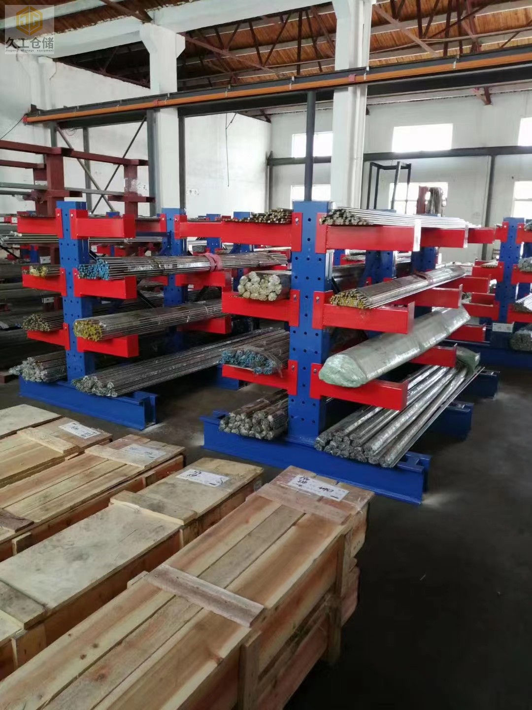 懸臂式貨架有雙懸臂式和單懸臂式，分別是什么樣式？一起來看看吧！南京久工倉儲設備