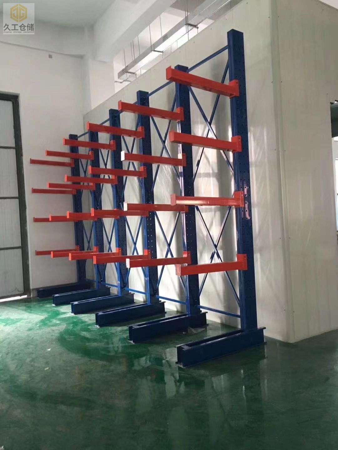 懸臂式貨架有雙懸臂式和單懸臂式，分別是什么樣式？一起來看看吧！南京久工倉儲設備