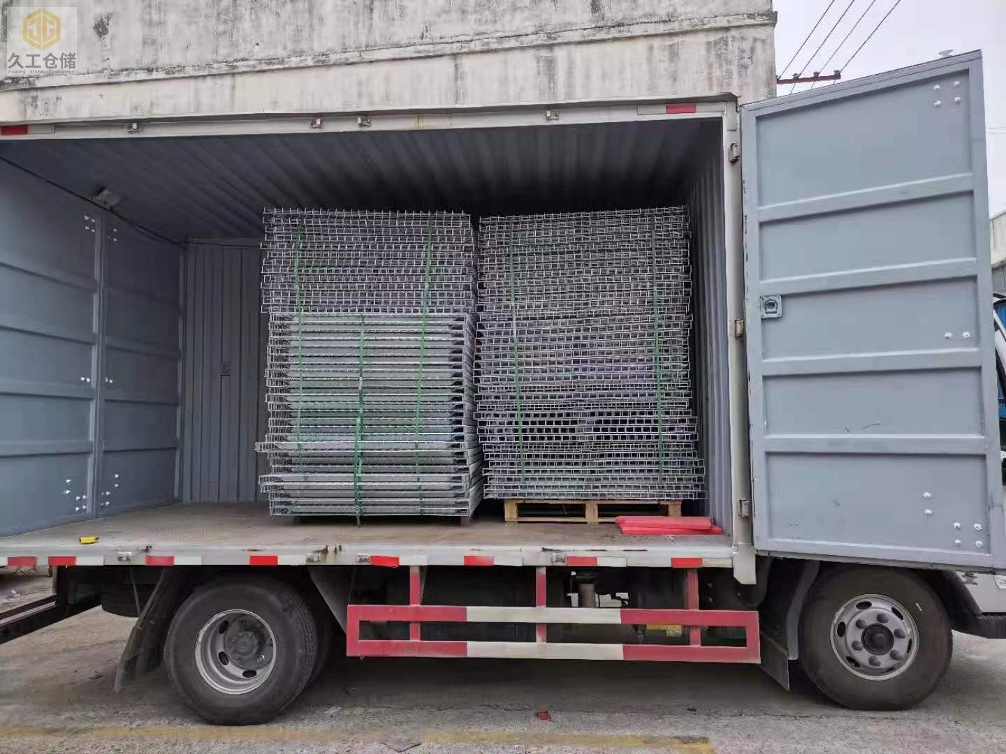 貨架網(wǎng)層板材料參數(shù)怎么購買？鋼層網(wǎng)運用特點？南京筋層網(wǎng)廠家-久工倉儲為大家分析！