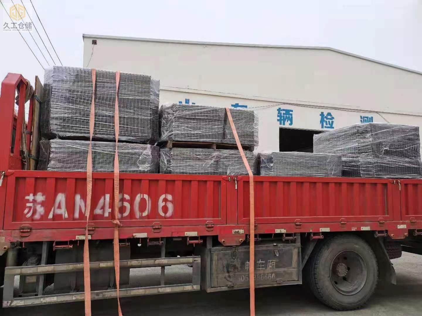 貨架網(wǎng)層板材料參數(shù)怎么購買？鋼層網(wǎng)運用特點？南京筋層網(wǎng)廠家-久工倉儲為大家分析！