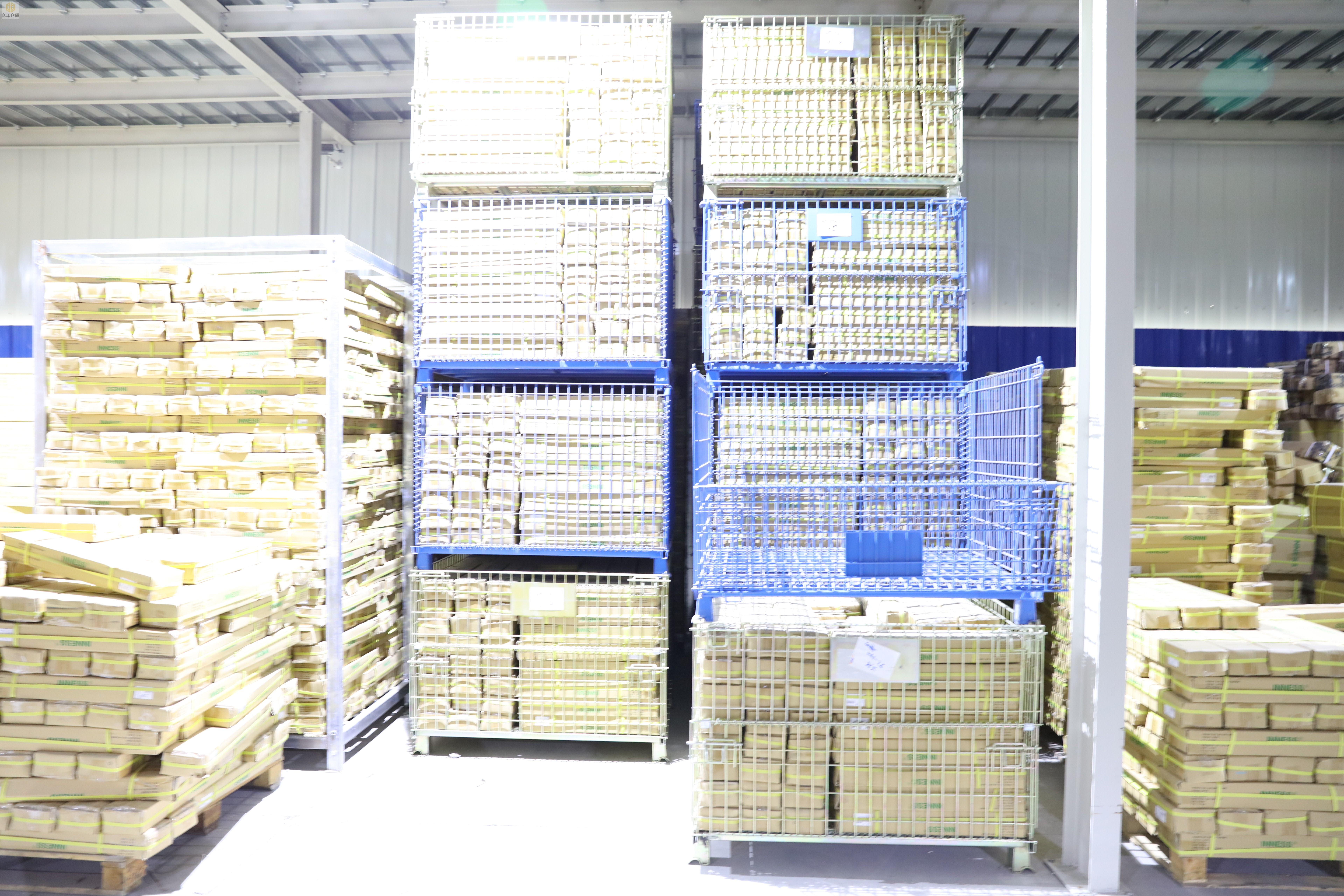 裝貨倉儲(chǔ)籠-折疊式倉儲(chǔ)籠現(xiàn)場(chǎng)實(shí)拍-倉儲(chǔ)籠運(yùn)用廣泛，運(yùn)輸便捷，折疊存放節(jié)省空間-久工倉儲(chǔ)