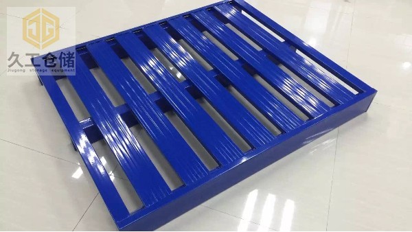 鋼制托盤也稱鐵托盤，鐵質(zhì)托盤，金屬托盤，有什么優(yōu)點？久工倉儲
