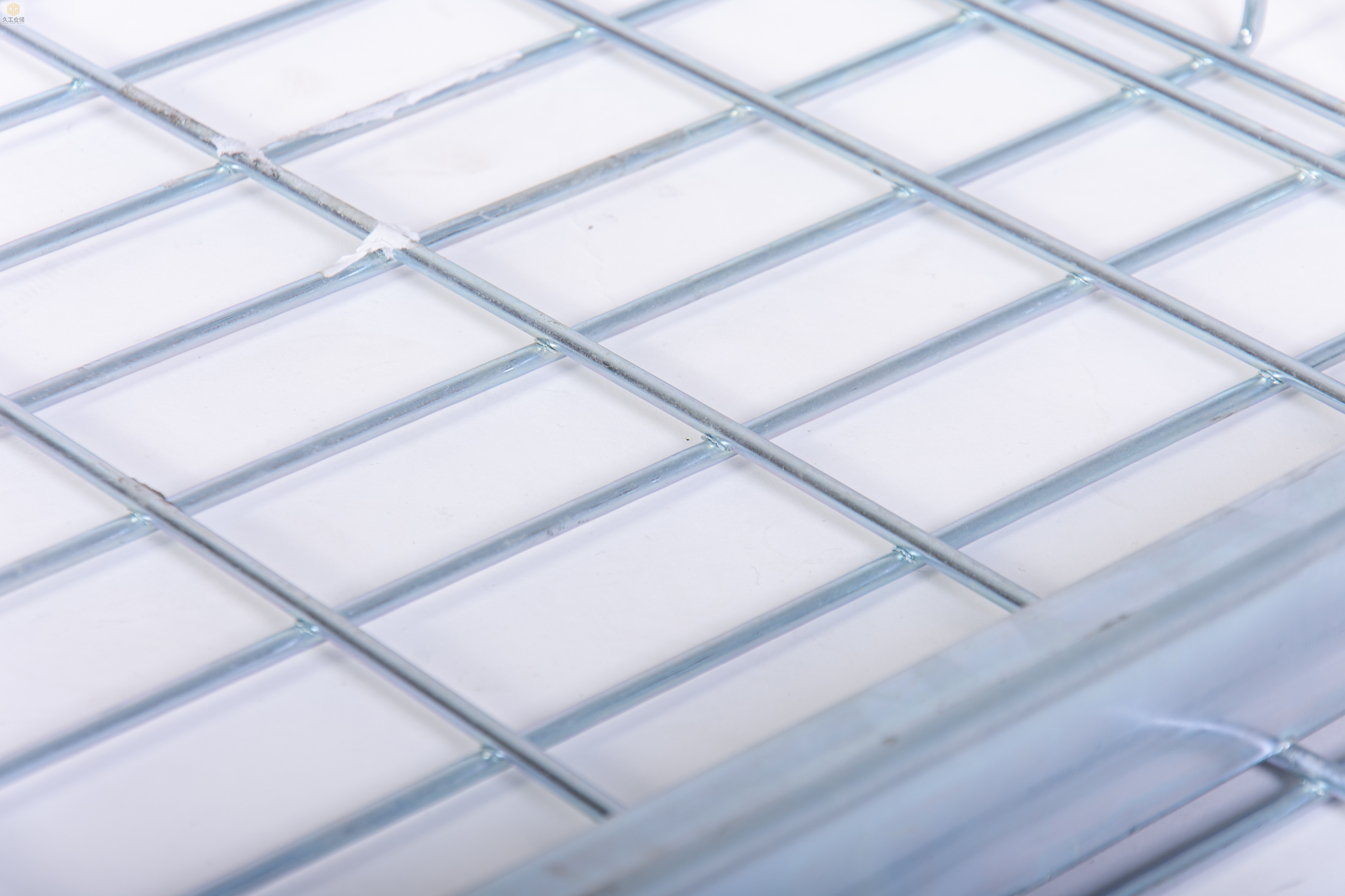 重型貨架網(wǎng)層板，鋼層板如何運(yùn)用？久工倉(cāng)儲(chǔ)設(shè)備