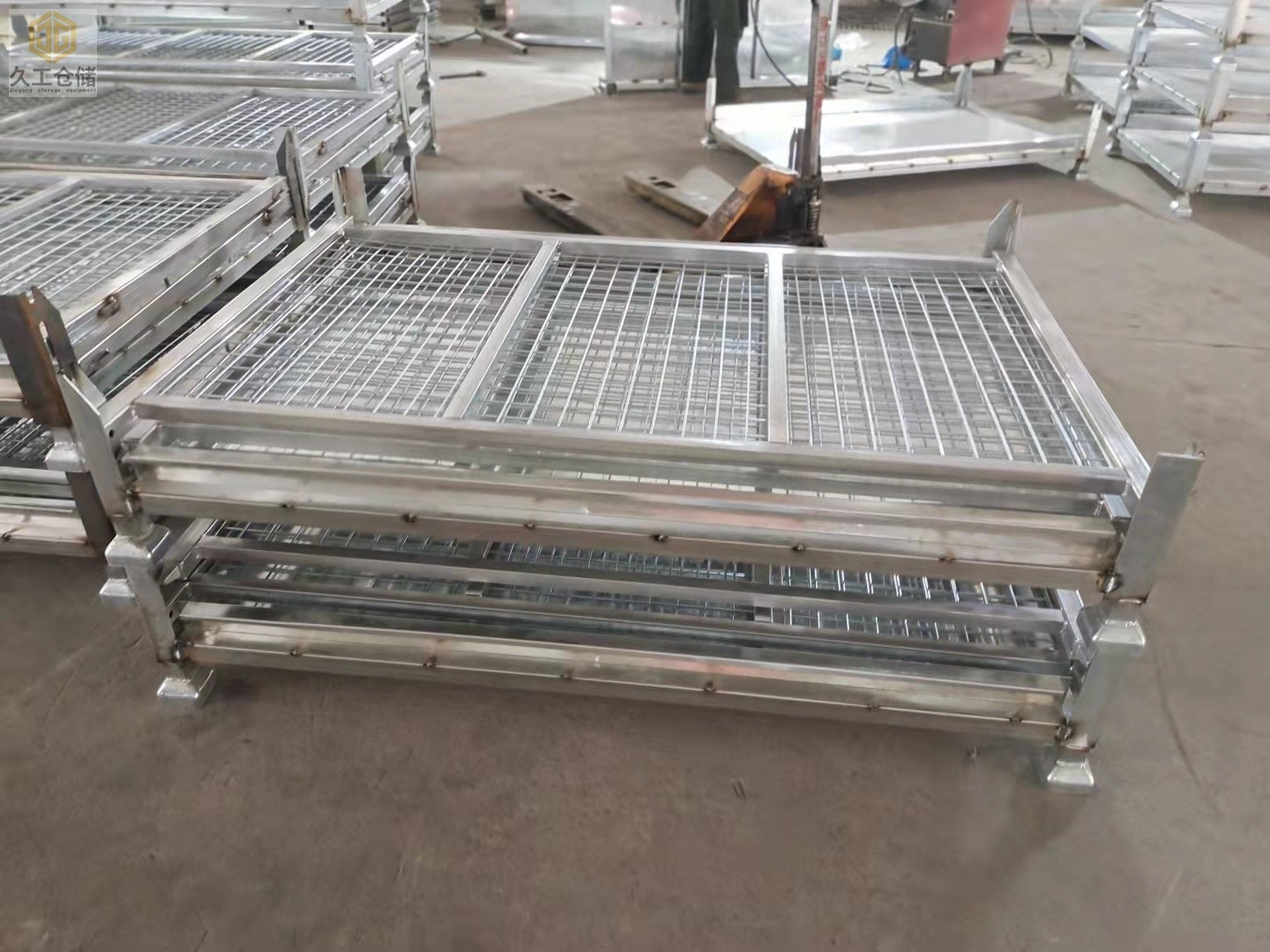 金屬周轉(zhuǎn)箱特點及應(yīng)用？南京久工倉儲設(shè)備