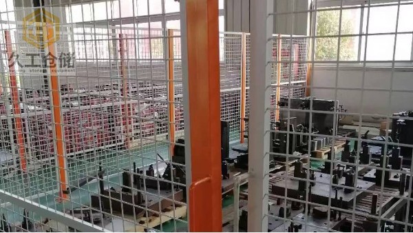 鐵絲防護(hù)網(wǎng)也稱鐵絲護(hù)欄網(wǎng)，鐵絲隔離網(wǎng)，鐵絲圍欄網(wǎng)，南京久工倉儲(chǔ)隔離網(wǎng)廠家