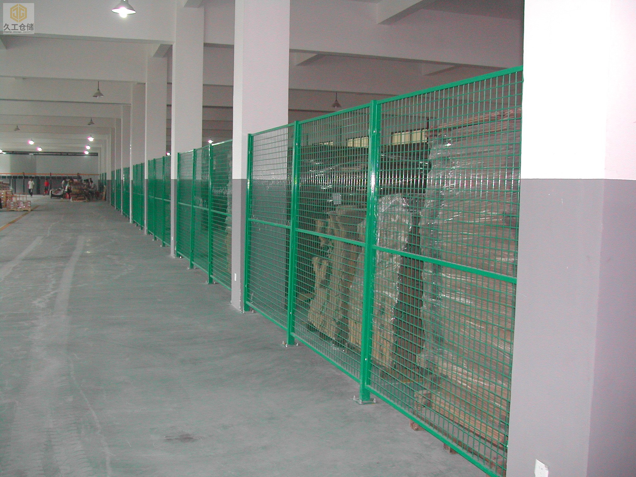 公路圍欄網(wǎng)-公路隔離網(wǎng)優(yōu)點(diǎn)有哪些？南京久工倉(cāng)儲(chǔ)設(shè)備