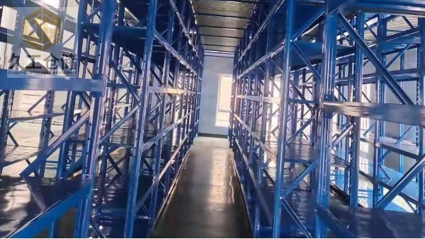 在選購移動式貨架時有哪些要點(diǎn)？南京久工倉儲告訴大家有哪三點(diǎn)，一起來看看！