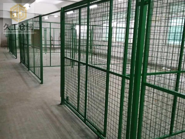 倉(cāng)庫(kù)隔離網(wǎng)，噴塑綠色隔離網(wǎng)-倉(cāng)庫(kù)護(hù)欄網(wǎng)-圍欄網(wǎng)-隔離柵-倉(cāng)庫(kù)隔斷網(wǎng)-久工倉(cāng)儲(chǔ)設(shè)備