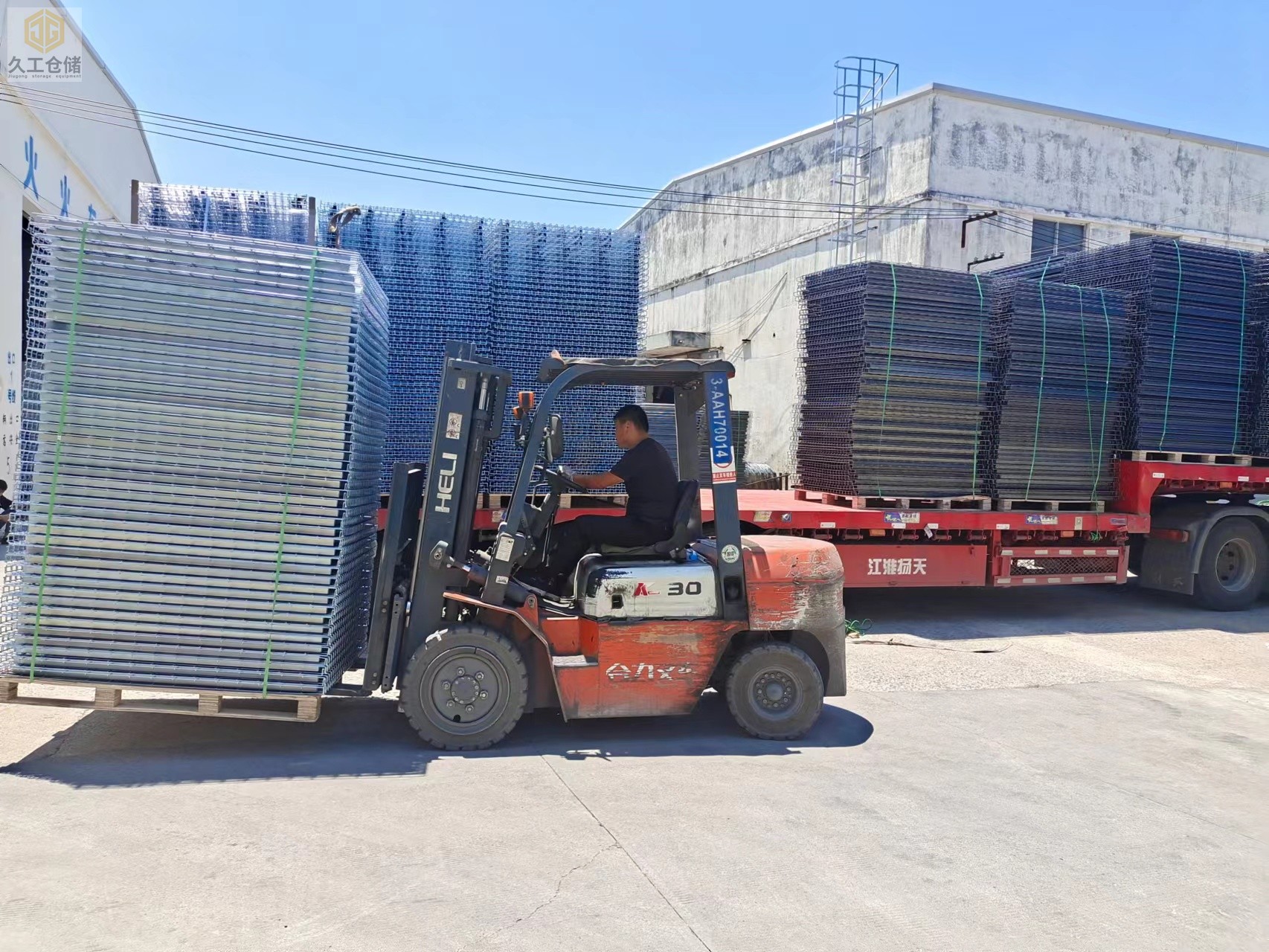 天氣炎熱-貨架層網(wǎng)-鋼層網(wǎng)運輸，上下貨都要注意安全，小心擺放貨物-南京久工倉儲設(shè)備