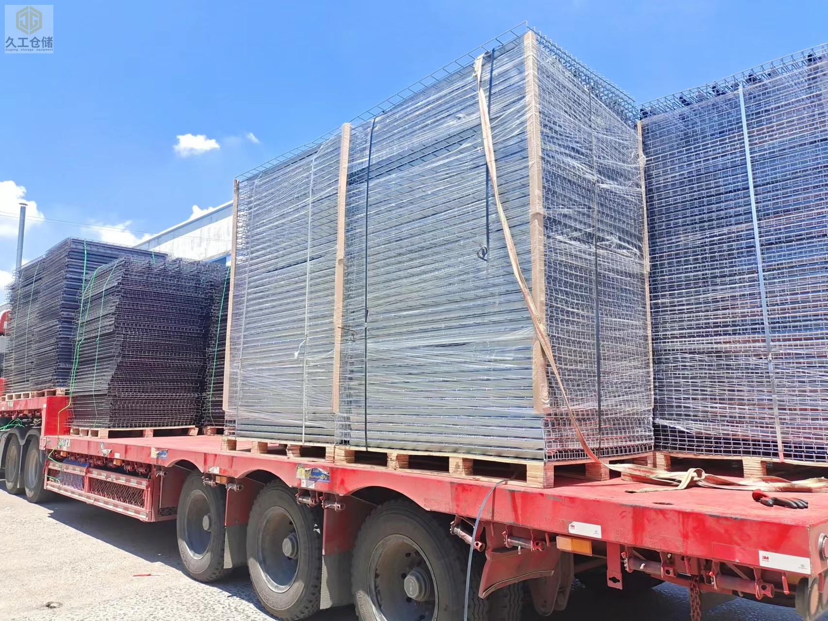 天氣炎熱-貨架層網(wǎng)-鋼層網(wǎng)運輸，上下貨都要注意安全，小心擺放貨物-南京久工倉儲設(shè)備