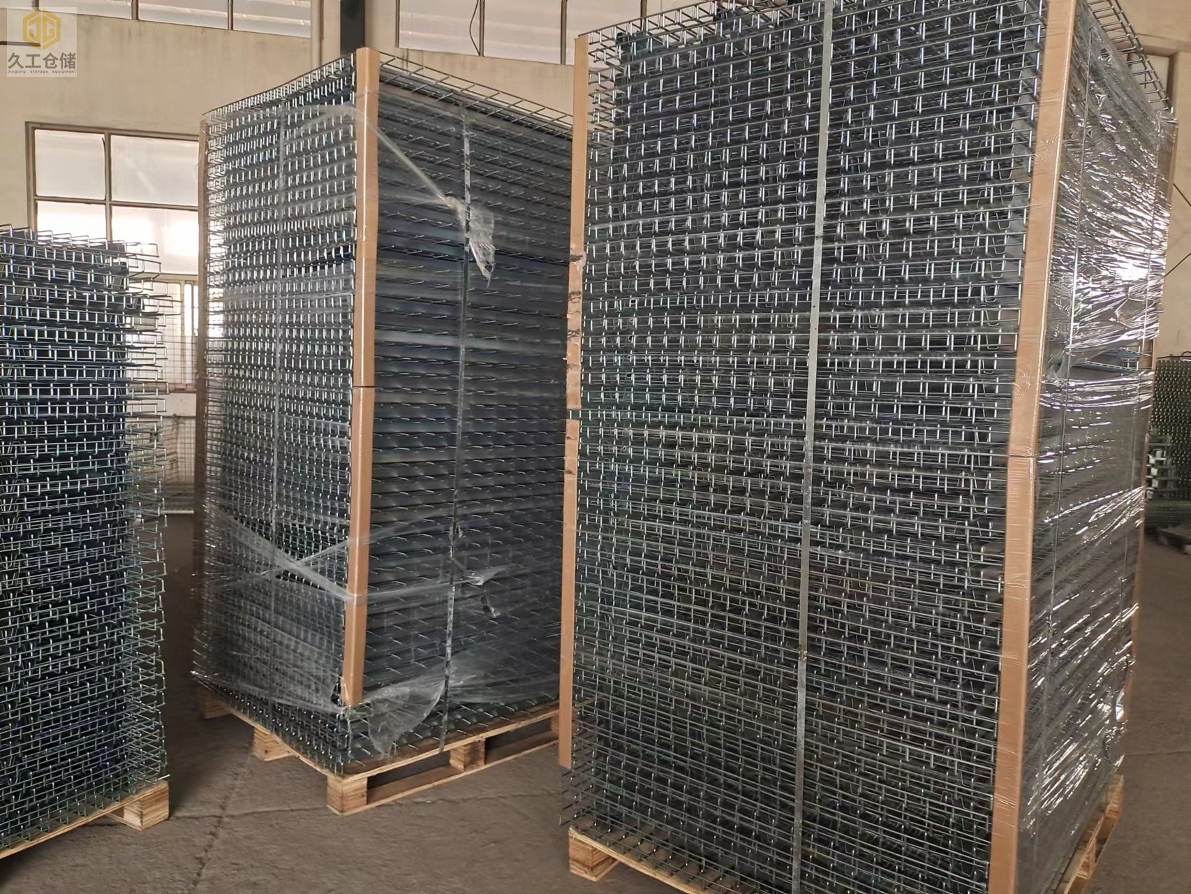 天氣炎熱-貨架層網(wǎng)-鋼層網(wǎng)運輸，上下貨都要注意安全，小心擺放貨物-南京久工倉儲設(shè)備