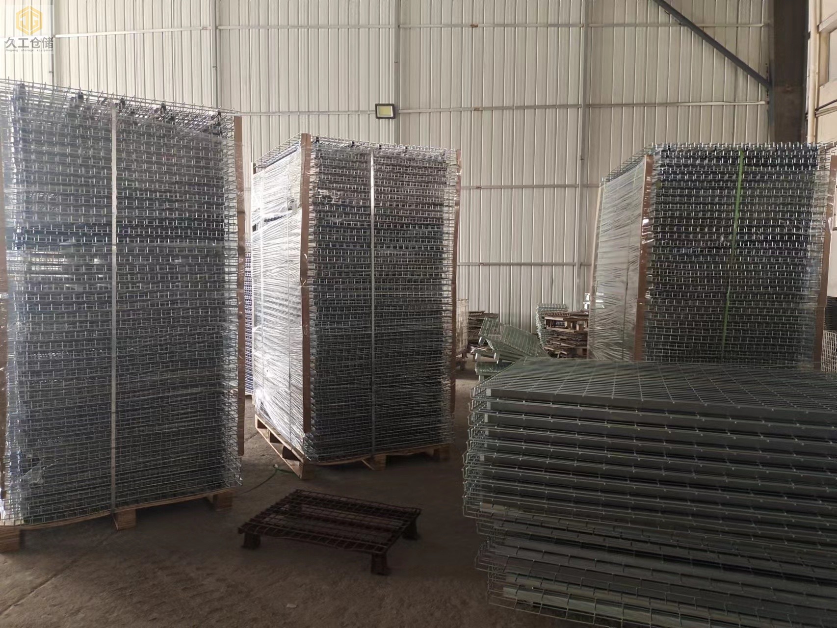 天氣炎熱-貨架層網(wǎng)-鋼層網(wǎng)運輸，上下貨都要注意安全，小心擺放貨物-南京久工倉儲設(shè)備
