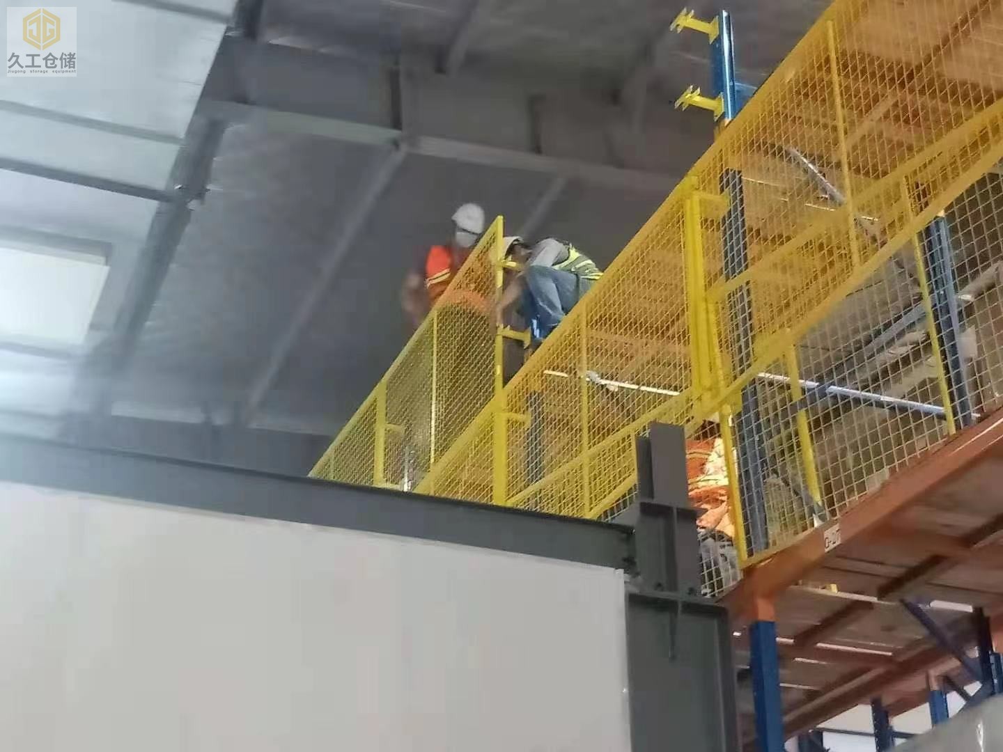 久工倉(cāng)儲(chǔ)為大家介紹車(chē)間隔離網(wǎng)，車(chē)間護(hù)欄網(wǎng)！一起了解看看！