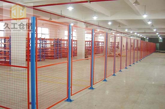 南京久工倉儲(chǔ)為大家解析車間隔離柵的相關(guān)工藝流程！一起看看吧！