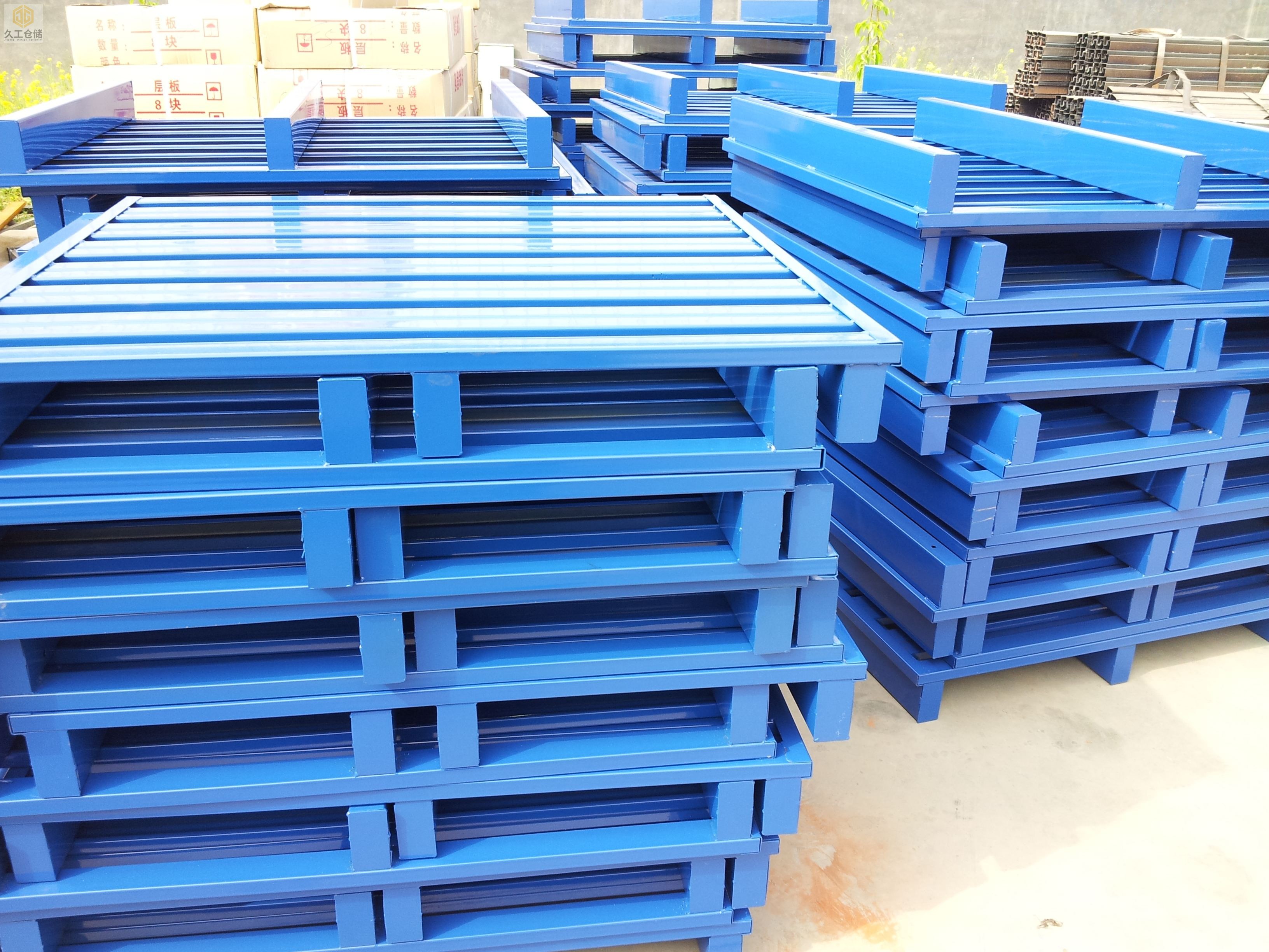 久工倉(cāng)儲(chǔ)設(shè)備鋼制托盤的優(yōu)點(diǎn)是什么？南京鐵托盤廠家來(lái)告訴您！