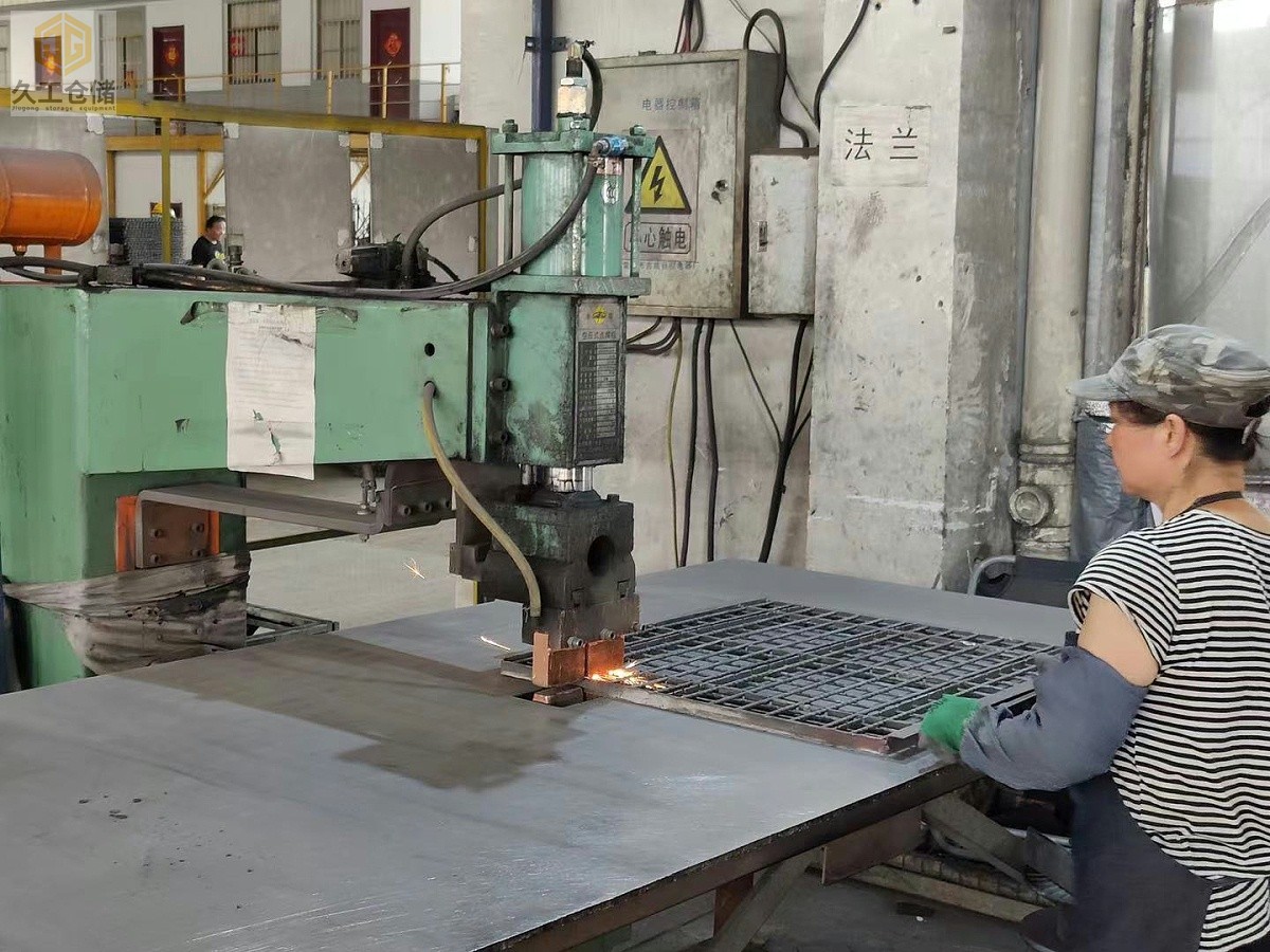 久工倉儲(chǔ)車間展示，工人實(shí)操現(xiàn)場實(shí)拍，南京久工倉儲(chǔ)設(shè)備