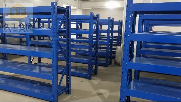 倉(cāng)儲(chǔ)貨架倉(cāng)庫(kù)倉(cāng)庫(kù)是大型工業(yè)產(chǎn)品，基本需要定制，南京貨架-久工倉(cāng)儲(chǔ)來(lái)簡(jiǎn)單分析貨架的定制注意哪些？