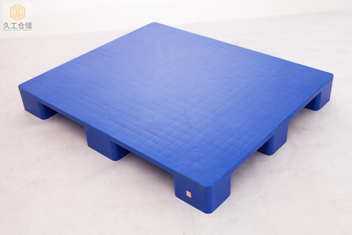 塑料托盤有什么優(yōu)勢(shì)？在運(yùn)輸上面有什么優(yōu)勢(shì)？南京久工倉儲(chǔ)