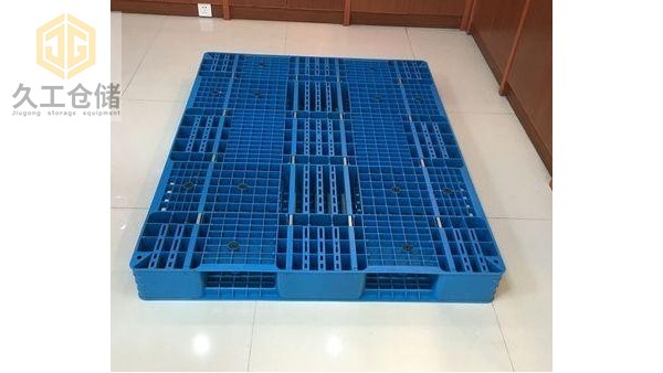 塑料托盤有哪些特征？南京久工倉(cāng)儲(chǔ)設(shè)備來(lái)分析！