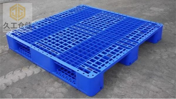 塑料托盤有什么優(yōu)勢(shì)？在運(yùn)輸上面有什么優(yōu)勢(shì)？南京久工倉(cāng)儲(chǔ)