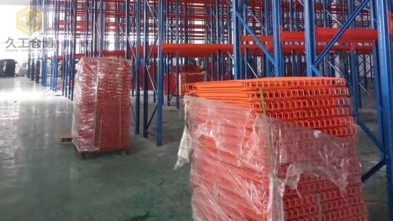 噴塑網(wǎng)層板，南京層網(wǎng)廠家滿足客戶要求定制鋼層網(wǎng)，顏色齊全按需制做，南京久工倉(cāng)儲(chǔ)設(shè)備