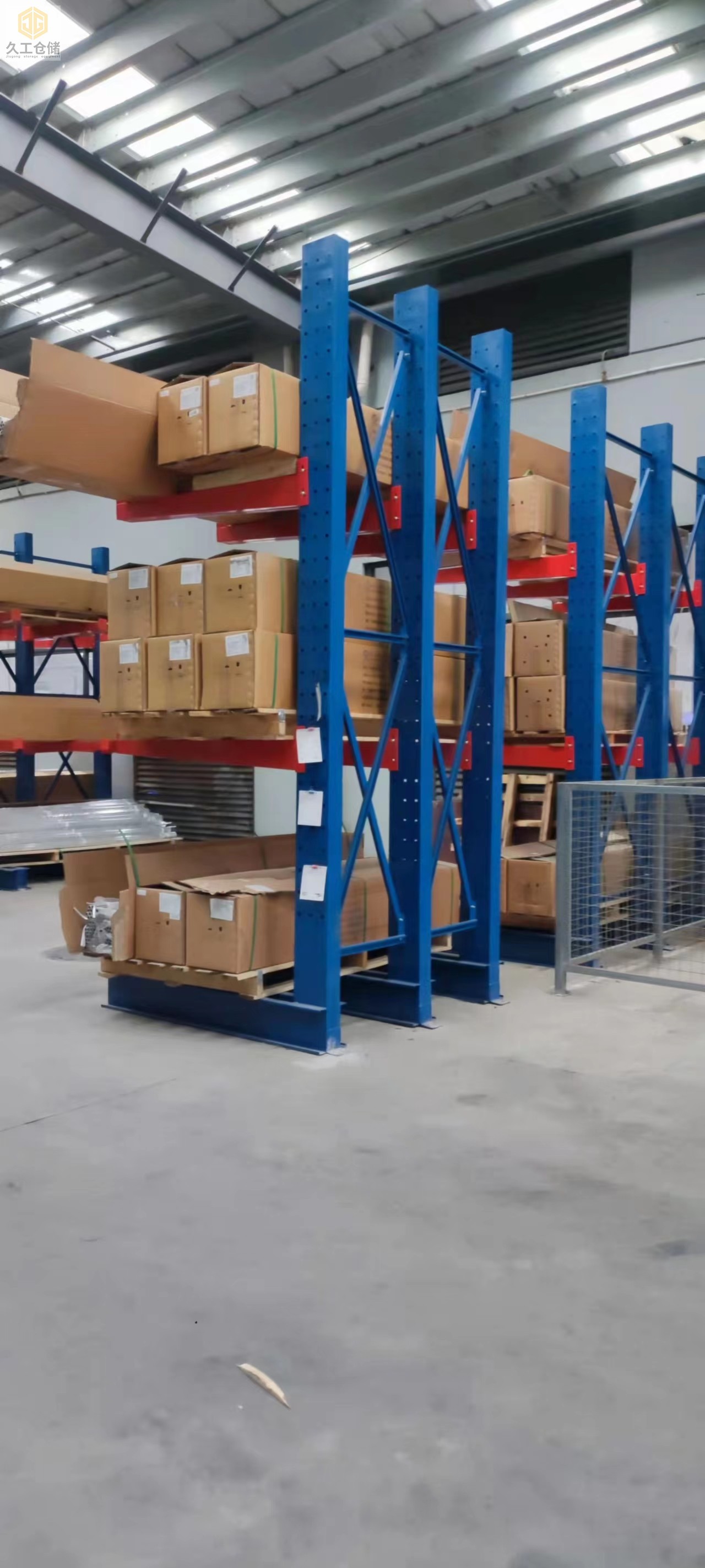 懸臂貨架展示，使用懸臂貨架有哪些運用特點？南京久工倉儲設備老分析，了解更多關注久工！