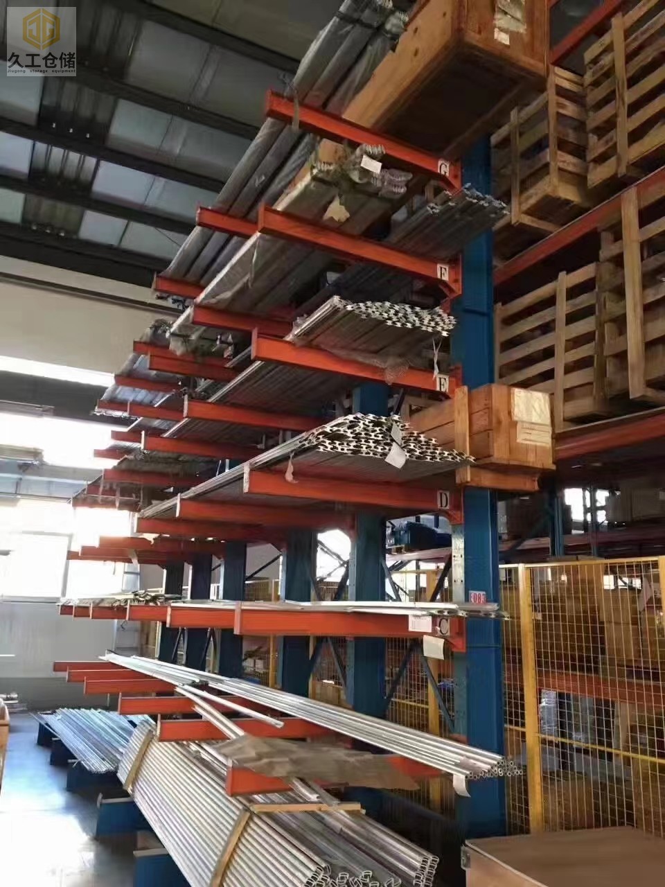 懸臂貨架展示，使用懸臂貨架有哪些運用特點？南京久工倉儲設備老分析，了解更多關注久工！