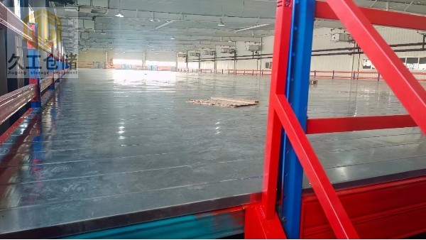 閣樓式貨架的三種類型有哪些？南京久工倉儲設(shè)備，了解更多關(guān)注久工倉儲！