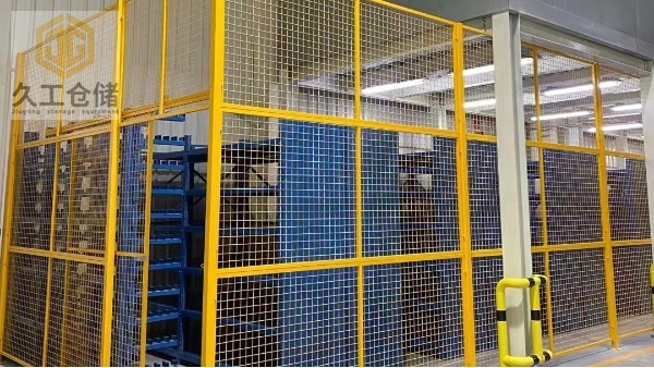 隔離網(wǎng)的特點、用途、優(yōu)點、工藝及表面處理是什么？南京車間隔離網(wǎng)-久工倉儲設(shè)備來分析！