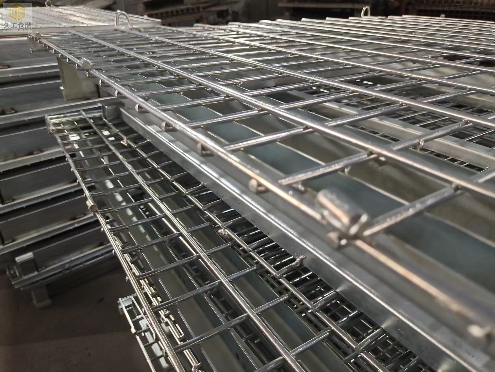 倉儲籠倉庫籠組裝現(xiàn)場實(shí)拍，南京倉儲籠-矩管倉儲籠近拍細(xì)節(jié)，折疊式倉儲籠實(shí)力廠家，關(guān)注久工了解更多！