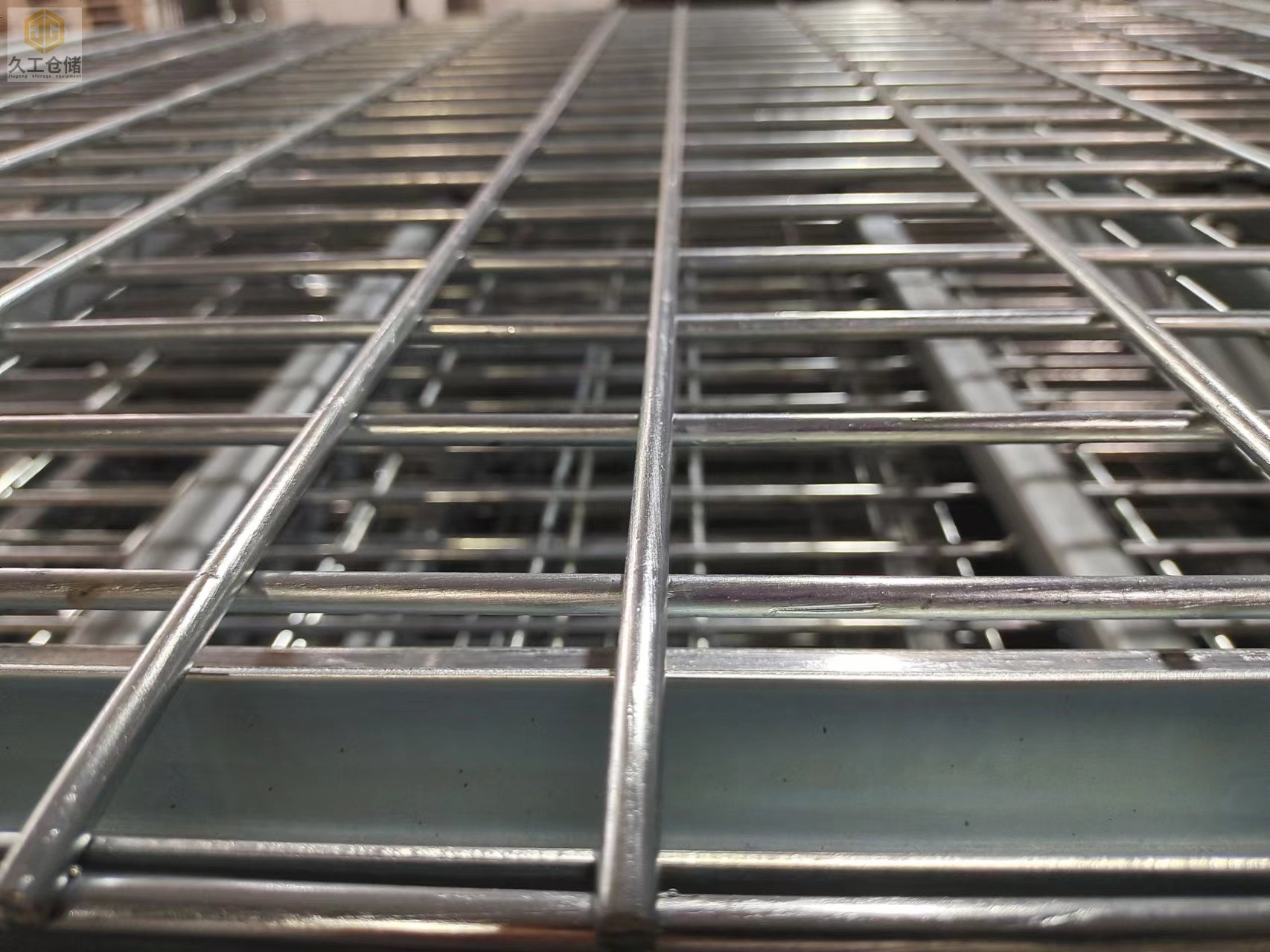 倉儲籠倉庫籠組裝現(xiàn)場實(shí)拍，南京倉儲籠-矩管倉儲籠近拍細(xì)節(jié)，折疊式倉儲籠實(shí)力廠家，關(guān)注久工了解更多！