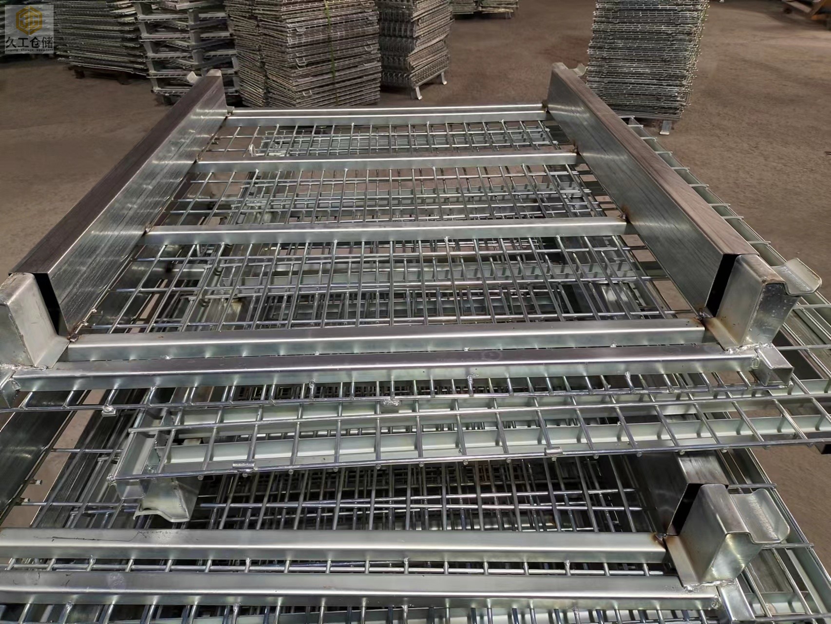 倉儲籠倉庫籠組裝現(xiàn)場實(shí)拍，南京倉儲籠-矩管倉儲籠近拍細(xì)節(jié)，折疊式倉儲籠實(shí)力廠家，關(guān)注久工了解更多！