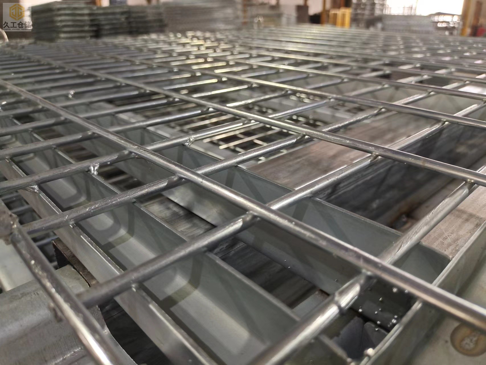 倉儲籠倉庫籠組裝現(xiàn)場實(shí)拍，南京倉儲籠-矩管倉儲籠近拍細(xì)節(jié)，折疊式倉儲籠實(shí)力廠家，關(guān)注久工了解更多！