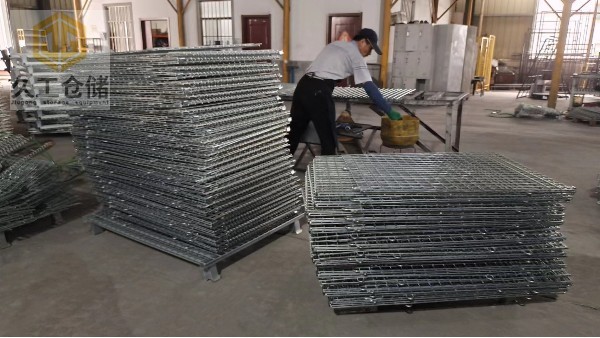 倉儲(chǔ)籠倉庫籠組裝現(xiàn)場實(shí)拍，南京倉儲(chǔ)籠-矩管倉儲(chǔ)籠近拍細(xì)節(jié)，折疊式倉儲(chǔ)籠實(shí)力廠家，關(guān)注久工了解更多！