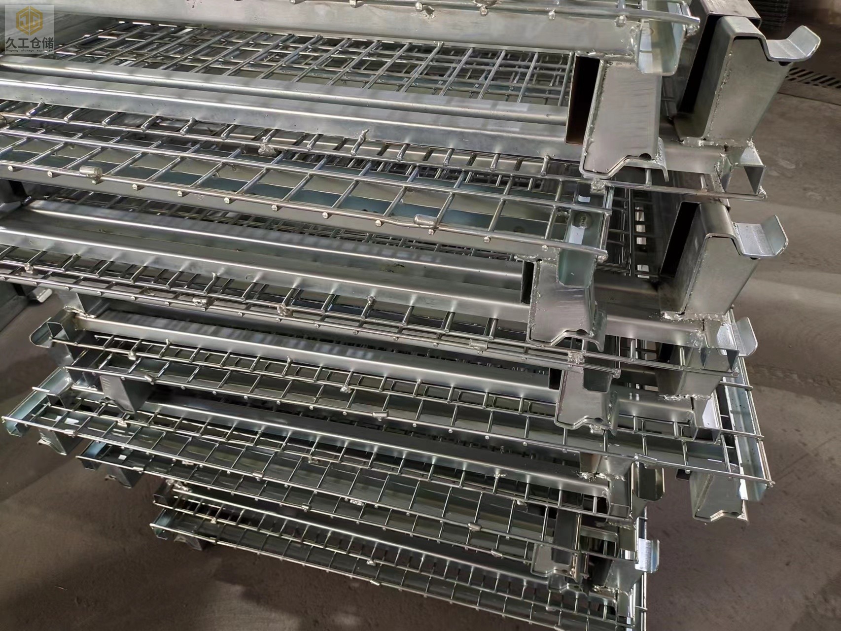 倉儲籠倉庫籠組裝現(xiàn)場實(shí)拍，南京倉儲籠-矩管倉儲籠近拍細(xì)節(jié)，折疊式倉儲籠實(shí)力廠家，關(guān)注久工了解更多！