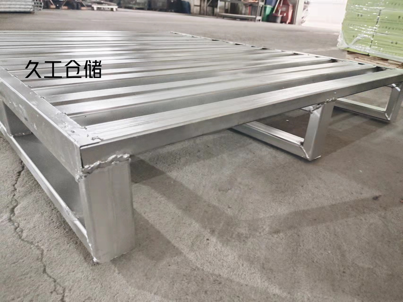 久工倉(cāng)儲(chǔ)設(shè)備-鋼制托盤(pán)如何定制生產(chǎn)?