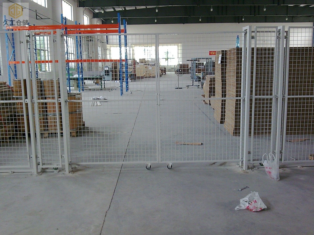 南京久工倉儲-車間隔離網(wǎng)也稱護欄網(wǎng)、圍欄網(wǎng)、隔斷網(wǎng)等，實用廣泛-南京隔離網(wǎng)廠家