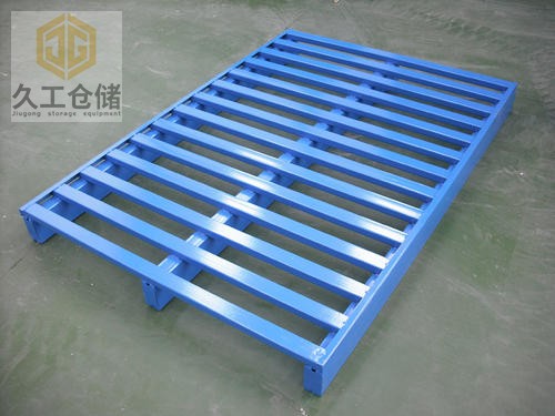 鋼制托盤也稱金屬托盤，運(yùn)輸有什么優(yōu)點(diǎn)？南京久工倉儲(chǔ)設(shè)備來分析！