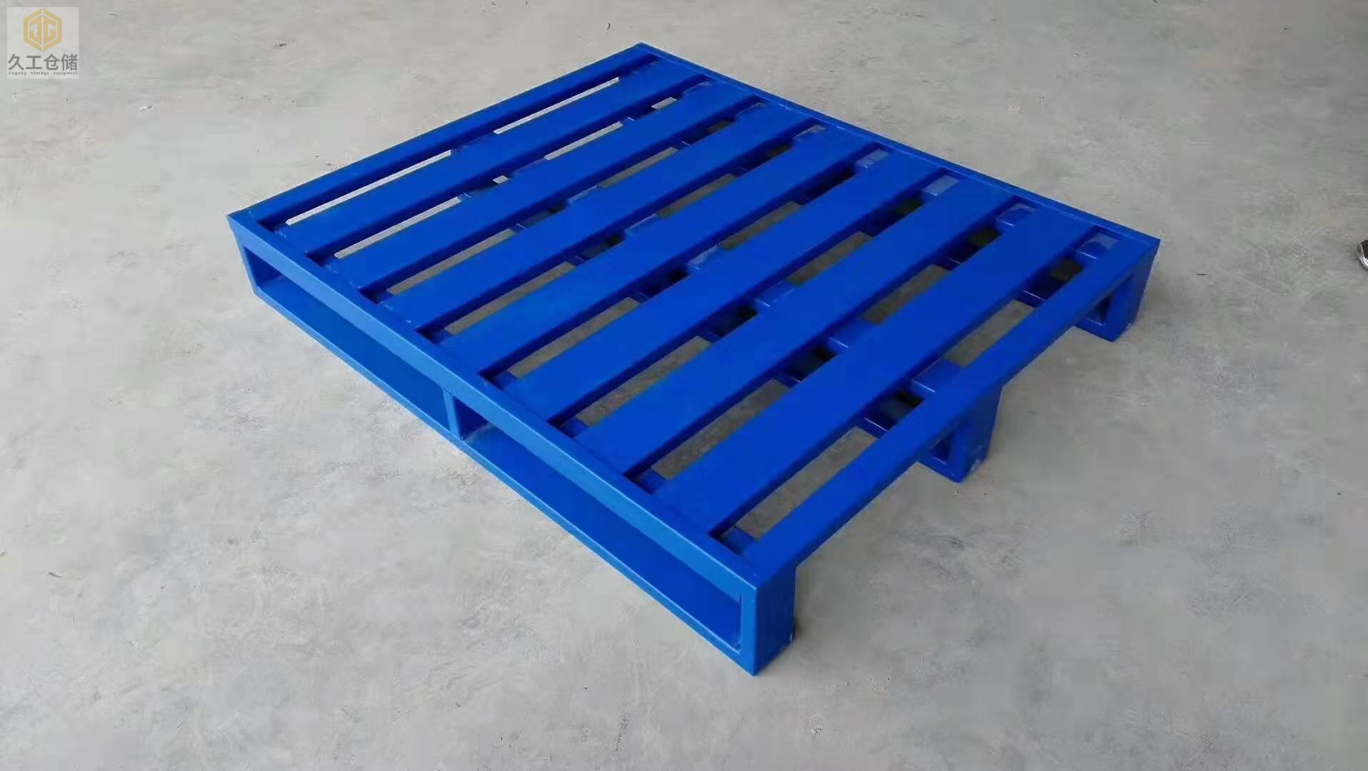 鋼制托盤也稱金屬托盤，運(yùn)輸有什么優(yōu)點(diǎn)？南京久工倉儲(chǔ)設(shè)備來分析！