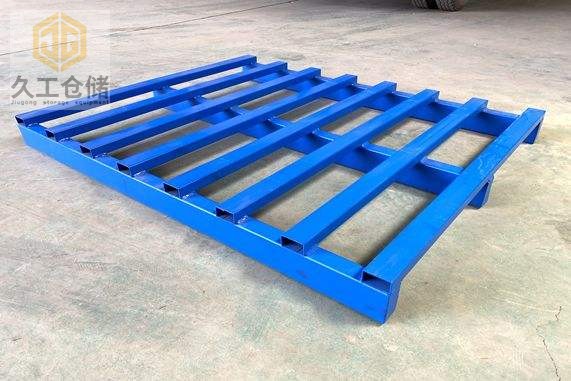 鋼制托盤也稱金屬托盤，運(yùn)輸有什么優(yōu)點(diǎn)？南京久工倉儲(chǔ)設(shè)備來分析！